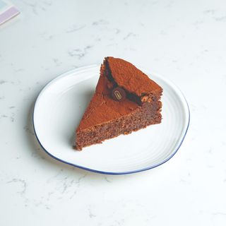 შოკოლადის ნამცხვარი ნუშით და თხილით