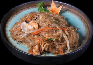 44-Spaghetti di soia con frutti di mare in terrina