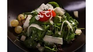 Salata sa spanaćem, orasima i kruškama