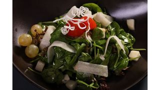 Salata sa spanaćem, orasima i kruškama