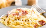 Паста "Карбонара" с охотничьими колбасками