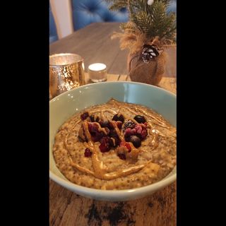 Ultimativna proteinska zobena kaša by Deliciously Ella