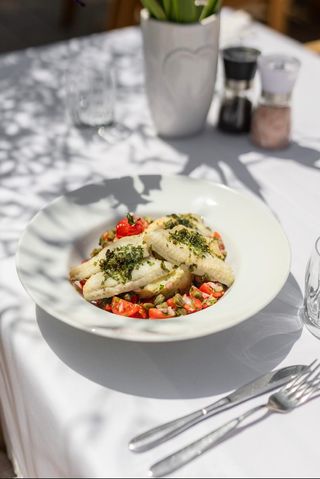 Salau in crusta de verdeturi cu piure si salata de capere