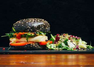 Halloumi burger cu cartofi prajiți 