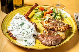 Cotlet de porc cu sos gorgonzola