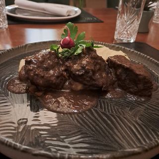 Teleći obrazi u vrancu vinu sa pire krompirom 600gr