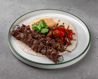 Frigărui de vițel cu salată din tomate cherry