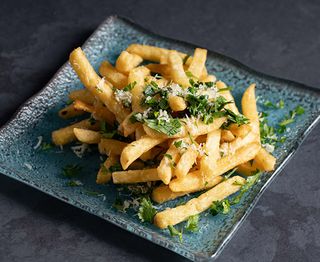 Cartofi prajiti cu branza rasa si usturoi