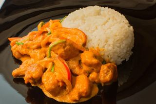 Қызыл карри қосылған тауық еті/Курица с красным карри