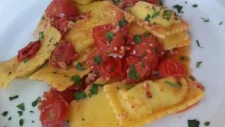 Ravioli di cernia con pomodoro ciliegino, mandorle tostate e bottarga
