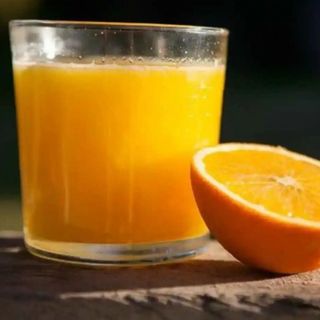 Zumo de naranja natural.