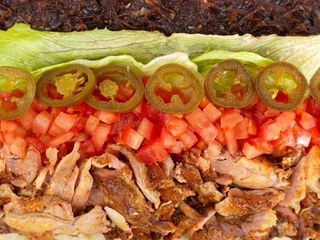 Лафа з куркою, карамелізованою цибулею та сацибелі (450g)