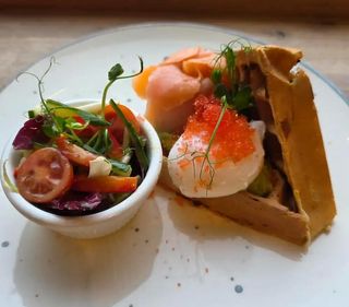 Gofr z łososiem wędzonym