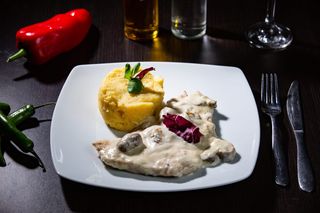 Piept de pui în sos de ciuperci și smântână