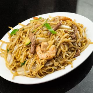 27. Tallarines Fritos Con Tres Delicias