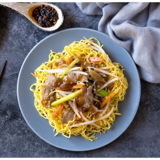 Chilli garlic chow main noodles with pork