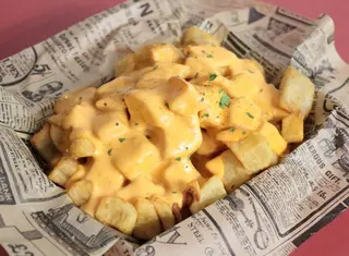 Papas con Alioli y crujiente carne