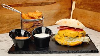 Burger Salsiccia cu cartofi wedges