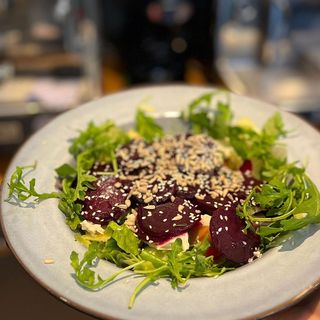 Sałatka kozi ser-burak 