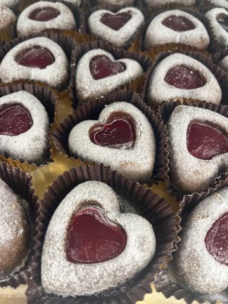 Cuori di cioccolato con crema ai lamponi senza lattosio