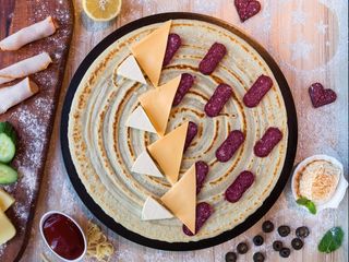 Палачинка с луканка, топено сирене и сирене Чедър