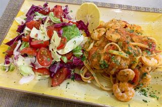 Insalata con gamberetti e bavette
