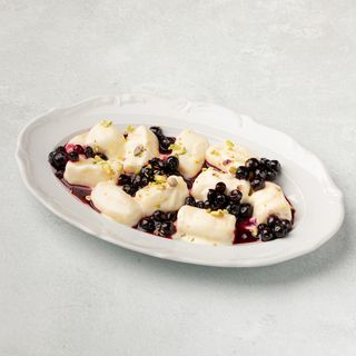 Ленивые сырники, сметанный соус, черная смородина