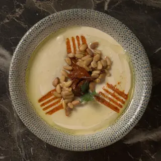 Hummus cu muguri de pin