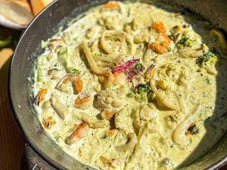 Велика сковорода з морепродуктами (1200г)