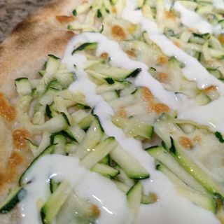 PIZZA AL PIATTO BIANCA -  ZUCCHINE E STRACCHINO