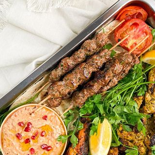 Телешки кебап със 3 вида гарнитури (450г)