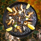 Paella au fruits de mer et riz à l’encre de sieche