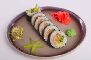 Futomaki pieczony tuńczyk