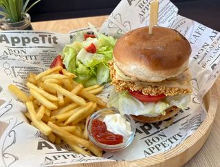 Бургер с хрупкаво пилешко