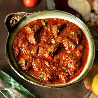 MIEL CU CARTOFI IN SOS PICANT Lamb vindaloo