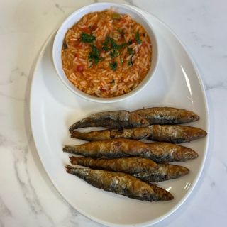 Peixe Frito com Arroze de Tomate / fried fish with tomato rice