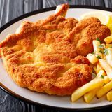 Escalope Especial de la casa + patatas fritas caseras + ensalada LTC