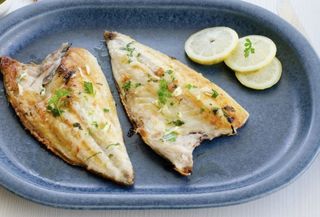 Plato de pescado con ajo y perejil a la plancha