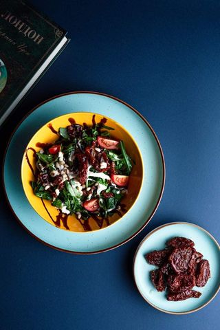 Салат с рукколой, томатами и Стратчателлой 