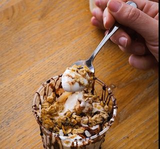 Vasetto di Yogurt con Frutta fresca, Muesli e Cioccolato