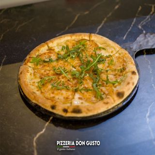 Pizza Dinde Fumée Roquette Sauce Blanche