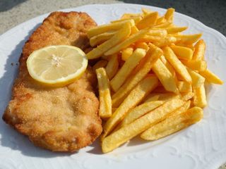 Escalope de poulets panés et frites