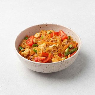 З курчам та овочами Wok фунчоза
