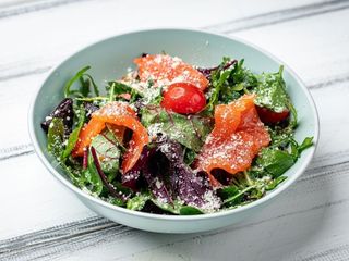 Зелений мікс з лососем слабої солі (190g)