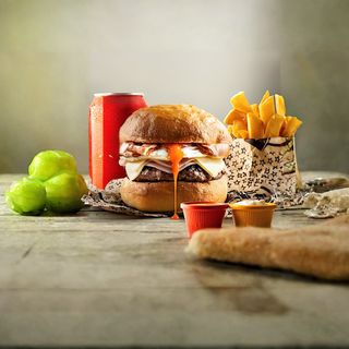 Hamburguesa Habanera Con Patatas Caseras Y Bebida