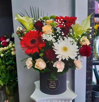 #17. კომპოზიცია წითელ-ბორდოსფერი აქცენტებით