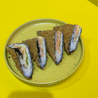 Жаренный онигиразу с семгой 