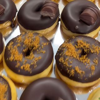 Donut de chocolate con galleta crujiente