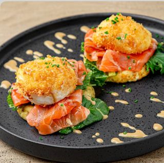 Papanasi sarati cu somon slab sarat