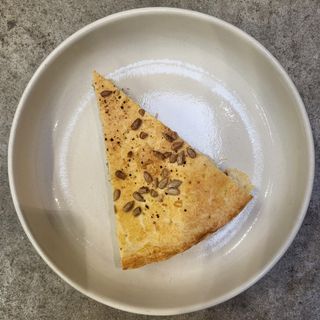 Torta salata con verdure di stagione e formaggio locale